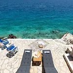 Leleka Χάλκη